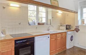 cocina con fregadero y lavavajillas en Nice Home In Vaudoy-en-brie With 3 Bedrooms, Wifi And Indoor Swimming Pool, en Vaudoy-en-Brie