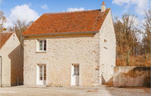 Vaudoy-en-BrieにあるNice Home In Vaudoy-en-brie With 3 Bedrooms, Wifi And Indoor Swimming Poolの赤い屋根の古い石造りの家