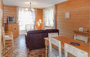 Vaudoy-en-BrieにあるNice Home In Vaudoy-en-brie With 3 Bedrooms, Wifi And Indoor Swimming Poolのリビングルーム(ソファ、テーブル付)