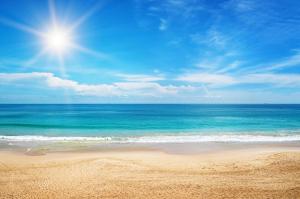 a beach with the ocean and the sun in the sky at A *Spacious* 3 Bedroom Flat - Town Centre Berwick Upon Tweed in Berwick-Upon-Tweed