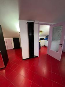 トリノにあるHOUSE Lingottoの赤いタイルフロアの部屋