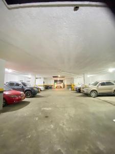 un garaje con coches aparcados en él en Hotel Turista Real, en Bucaramanga
