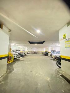 un garage pieno di macchine parcheggiate di Hotel Turista Real a Bucaramanga