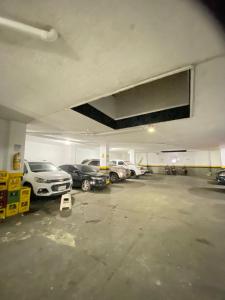 un parcheggio con auto parcheggiate al suo interno di Hotel Turista Real a Bucaramanga Altre 16 foto