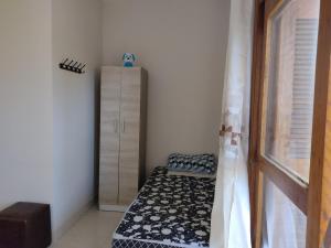 a small room with a bed and a window at Sobrado Praia Nova Tramandaí in Tramandaí