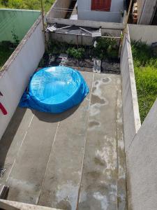 a blue tub sitting on the ground in a yard at Sobrado Praia Nova Tramandaí in Tramandaí