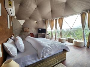 een slaapkamer met een groot bed in een tent bij North Wind 57 in Bir