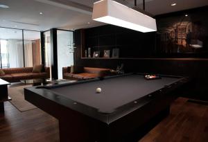 Biliardový stôl v ubytovaní Luxus Apartament Fitness&Spa z sauną i siłownią