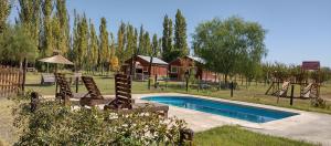 - une piscine dans une cour avec une aire de jeux dans l'établissement Casa de Campo La Lila, à Pocito