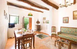 een woonkamer met een tafel en een bank bij Beautiful Home In Cetraro With Kitchen in Cetraro
