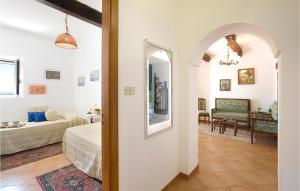een woonkamer met een bank en een spiegel bij Beautiful Home In Cetraro With Kitchen in Cetraro