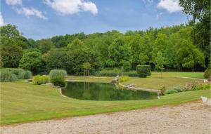 un jardín con un estanque en medio de un campo en Beautiful Apartment In Ocquerre With Outdoor Swimming Pool, en Ocquerre