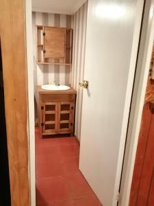 W pokoju znajduje się łazienka z umywalką i toaletą. w obiekcie Cabaña Alba w mieście Puerto Montt