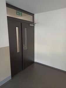 um quarto vazio com uma porta num edifício em Severan New Appartement 1 em Martin