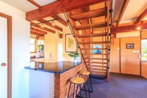 uma cozinha e sala de jantar com uma escada em espiral numa casa em Alpine Rest - Lake Tekapo em Lake Tekapo