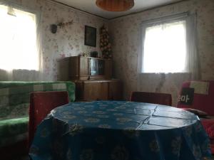 een kamer met een tafel, stoelen en ramen bij Pine trees in Evarti