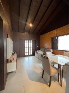 ein Wohnzimmer mit einem Tisch und einem Sofa in der Unterkunft Casa Aconchegante com Privacidade em Balneário Rincão in Aliatar