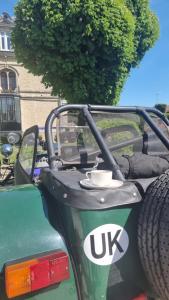 einen Golfwagen mit einer Tasse auf der Rückseite in der Unterkunft Villa Primerose in Arcis-sur-Aube