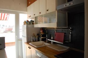 cocina con fregadero y encimera en Great Terrace Valbom Apartment, en Cascais