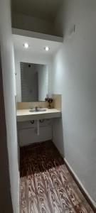 y baño con lavabo y espejo. en Diaz Deptos en La Rioja