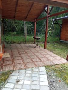 eine Terrasse mit einem Picknicktisch unter einem Pavillon in der Unterkunft Cabaña Gloria in Coñaripe