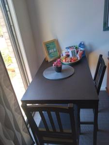 una mesa negra con un tazón de fruta. en Green Acres B&B, en Beechmont