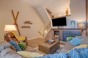 een woonkamer met een bank en een open haard bij Townhome Four O'Clock in Breckenridge