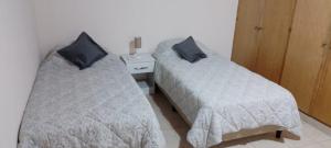 dos camas sentadas una al lado de la otra en una habitación en Lo de Chavela en Salta