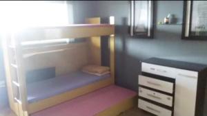 a room with a bunk bed with a desk and a drawer at RECANTO K9 - SERRA NEGRA SP. No verão e no inverno in Serra Negra