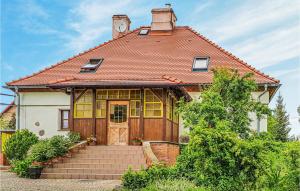 una casa con un orologio sopra di Amazing Home In Skape With Kitchen a Skąpe