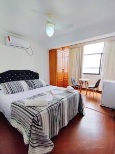 um quarto com uma cama, uma mesa e cadeiras em Marambaia Mar no Rio de Janeiro