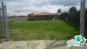 un cortile con recinzione e una casa di Casa Campestre La Yuliana a Santa Helena Altre 4 foto