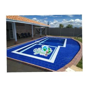 - une piscine revêtue de carrelage bleu et blanc dans l'établissement Casa Campestre La Yuliana, à Santa Helena