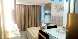Ruang duduk di Azure North Pampanga by Home Of Soleil