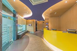 eine Lobby mit gelbem Tresen in einem Gebäude in der Unterkunft Hotel 81 Lavender in Singapur
