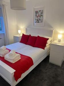 Katil atau katil-katil dalam bilik di Glenbervie - Beautifully refurbished, self-contained apartment