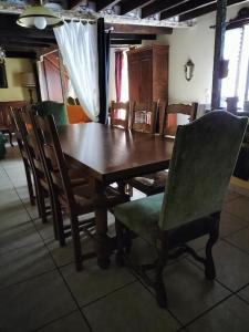 mesa de comedor y sillas con mesa de madera y silla en Longère Bretagne, en Réminiac