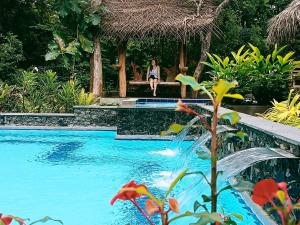 สระว่ายน้ำที่อยู่ใกล้ ๆ หรือใน Habarana Tree House Ambasewana Resort