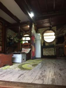 cocina con nevera y suelo de madera en Casa Hobbit en Salinas 