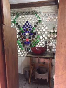 Een muur met glazen flessen erop. bij Casa Hobbit in Salinas