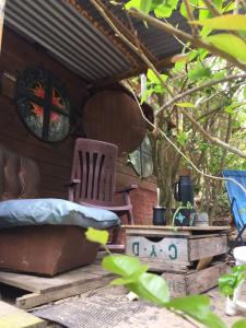 eine Holzhütte mit einem Bett und einem Stuhl in der Unterkunft Casa Hobbit in Salinas
