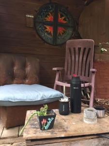 eine Couch und ein Stuhl und ein Tisch mit einem Tisch sidx sidx sidx sidx in der Unterkunft Casa Hobbit in Salinas