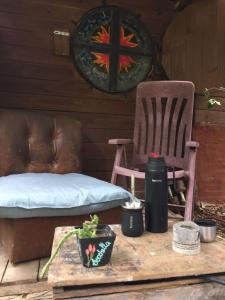 a couch and a chair and a table with a table sidx sidx sidx at Casa Hobbit in Salinas +43 photos