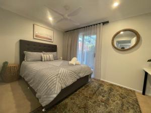 מיטה או מיטות בחדר ב-The Sandy Villa 150 meters from Sawtell Beach