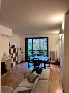 sala de estar con sofá y mesa en Luminoso e accogliente appartamento a San Donato, en San Donato Milanese