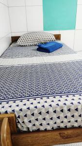 2 camas individuales en un dormitorio con una almohada azul en Hostel da Floresta, en Vitória