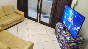 Uma TV ou centro de entretenimento em Hostel da Floresta