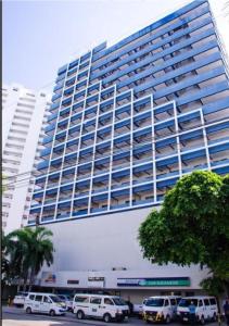 a large building with cars parked in front of it at Vista Al Mar, Aire Acondicionado en Todo el Apto, Wi-Fi, Parqueadero in Cartagena de Indias