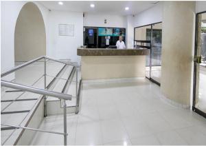 a woman standing at a counter in a building at Vista Al Mar, Aire Acondicionado en Todo el Apto, Wi-Fi, Parqueadero in Cartagena de Indias