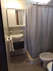 uma casa de banho com um lavatório, um WC e um chuveiro em Finca Mula em Maipú